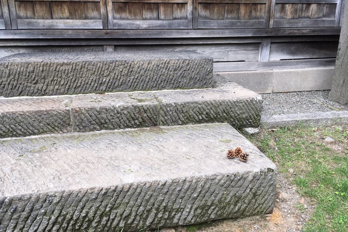 軟石でできた階段